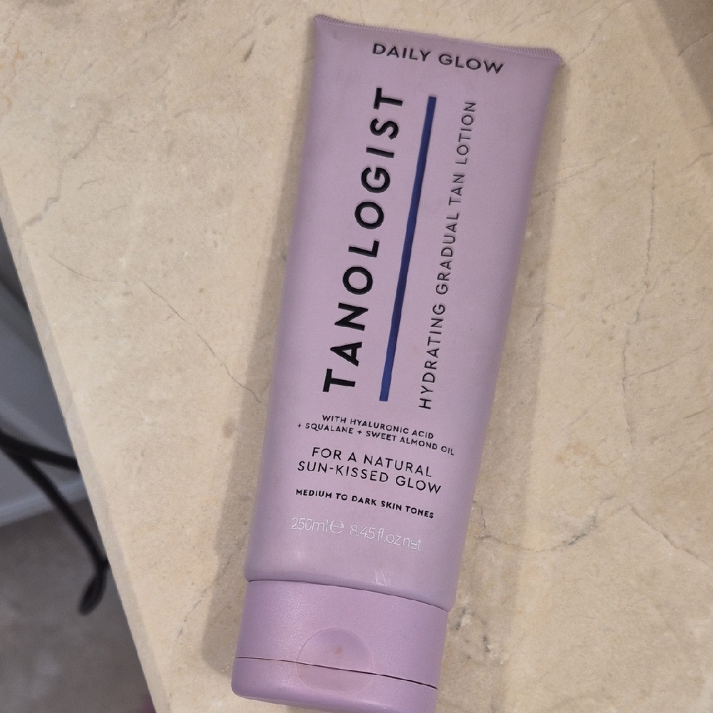 Daily Glow Hydrating Gradual Tan Lotion - Purple